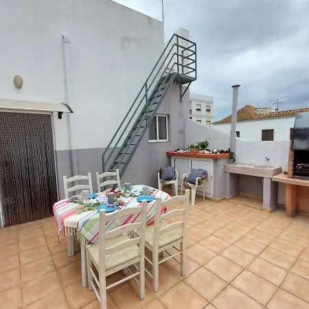 Casa Terraco: Espaco, Conforto E Terraco Com Churrasqueira Olhão