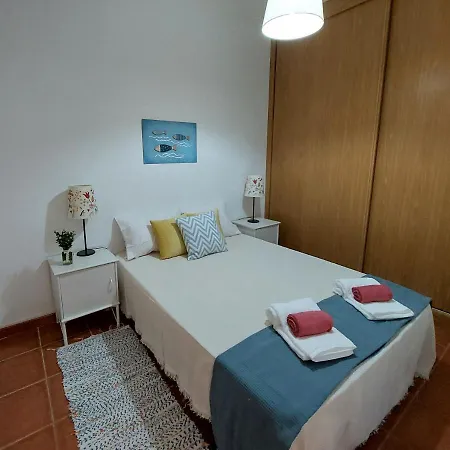 Casa Terraco: Espaco, Conforto E Terraco Com Churrasqueira Olhão